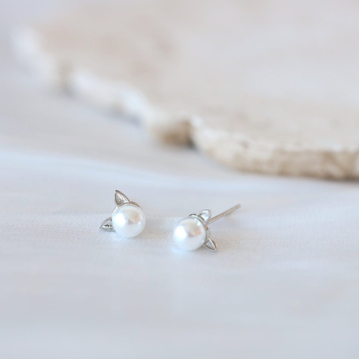 Pearl Cat Silver Ear Studs